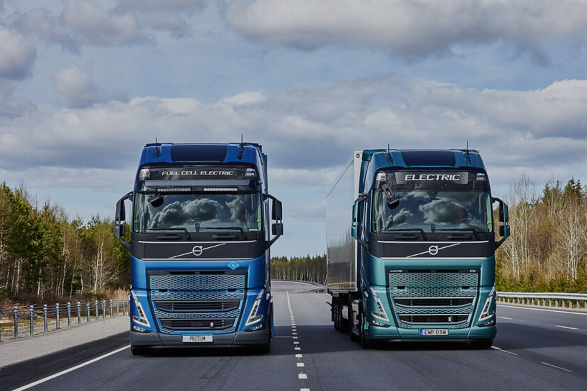 Side-by-side hydrogen fuel cell and battery-electric Volvo Trucks.