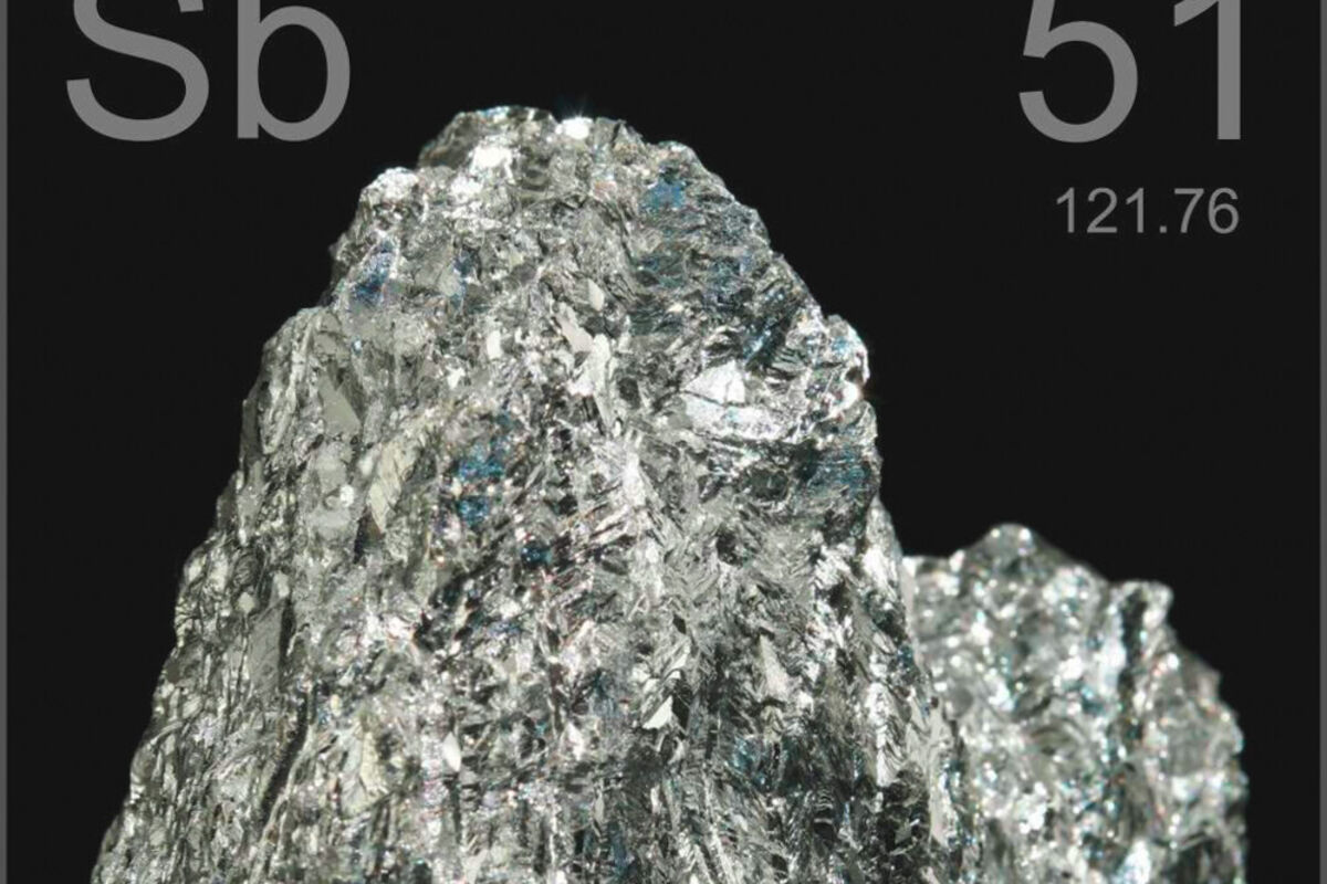 A%20periodic%20table%20entry%20for%20the%20metalloid%20antimony%20with%20a%20sample%20of%20stibnite%20ore%2E