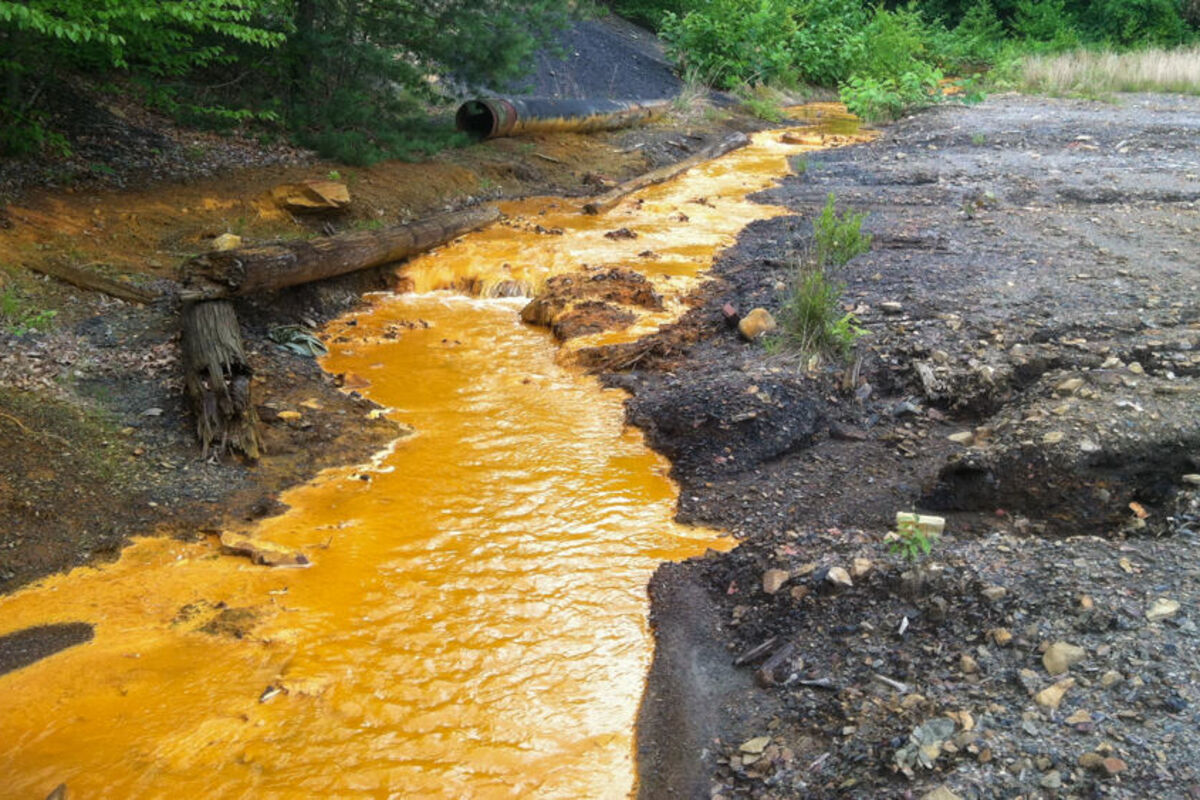 Stream%20that%20has%20been%20contaminated%20and%20has%20turned%20orange%20from%20sulfuric%20acid%2E