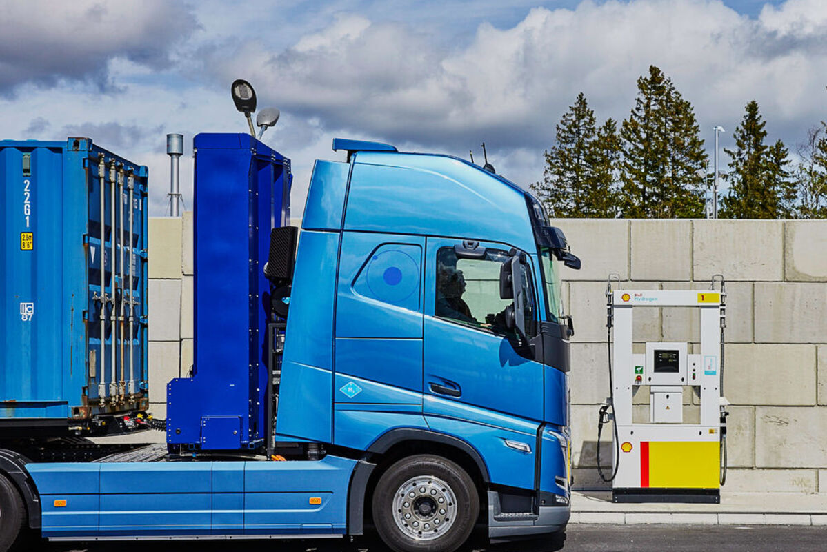 Volvo%20fuel%20cell%20truck%20at%20a%20Shell%20hydrogen%20fueling%20station%2E