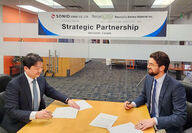Sonid CEO Choi Si-Myung and RecycLiCo CEO Zarko Meseldzija signing MOU.