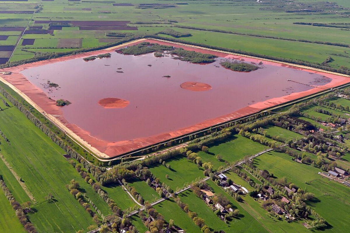 A%20bauxite%20residue%20or%20red%20mud%20storage%20pond%20in%20Stade%2C%20Germany%2E