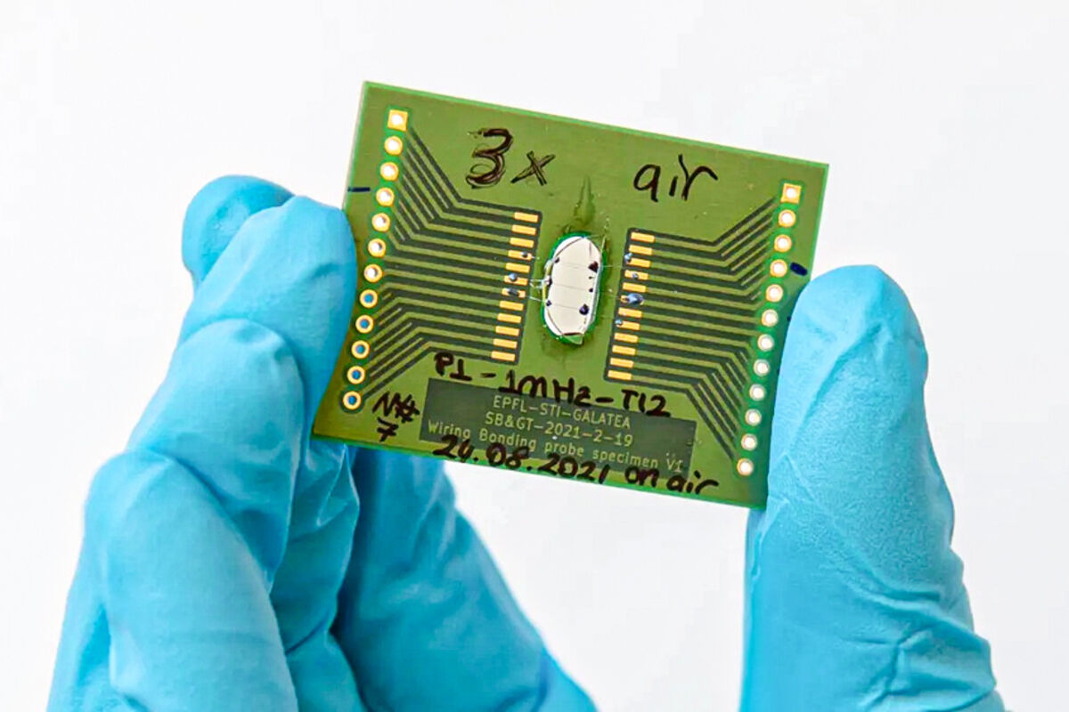 A microchip with a hollow of semiconductive tellurite glass.