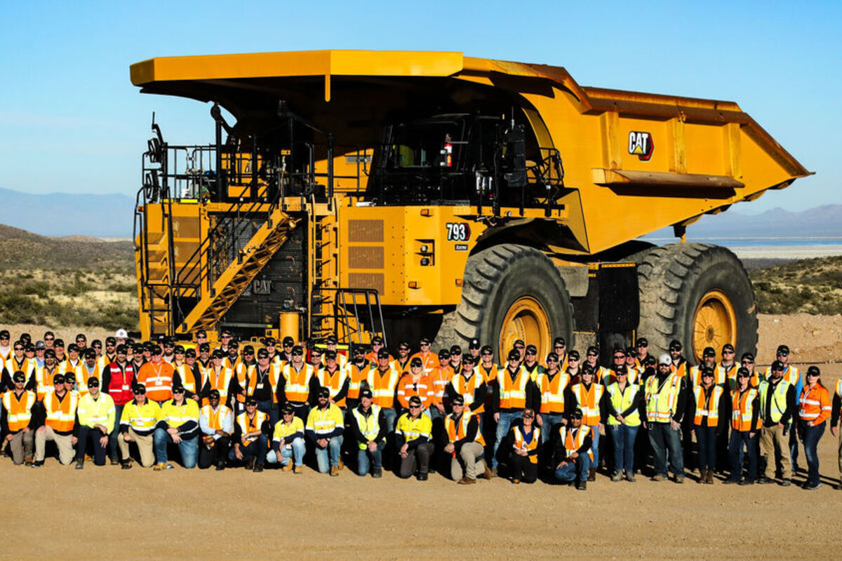 Nearly%20100%20people%20in%20safety%20vests%20in%20front%20of%20an%20electric%20Cat%20793%20mining%20truck%2E