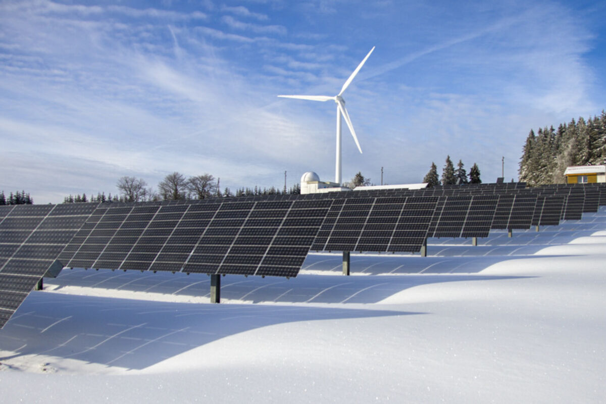 Dozens%20of%20solar%20panels%20lined%20out%20in%20a%20snowy%20field%2E