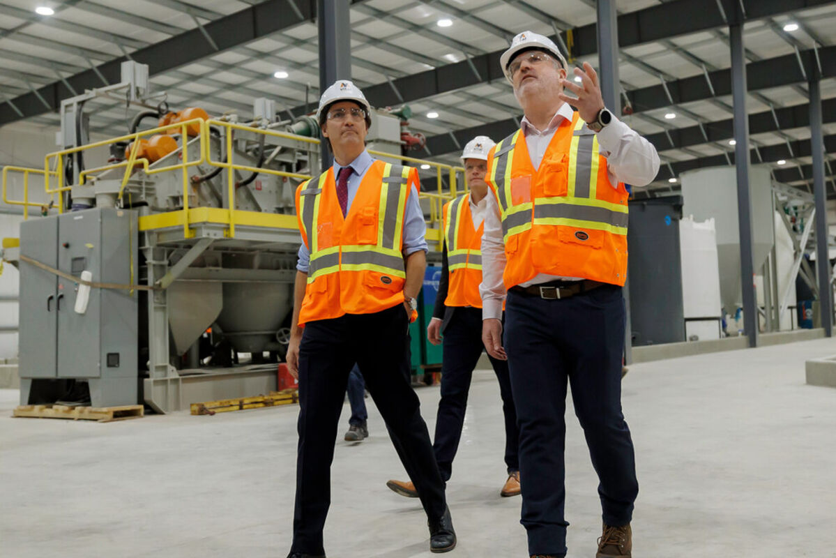 John Dorward talks with Justin Trudeau during a tour of the Vital REE plant.