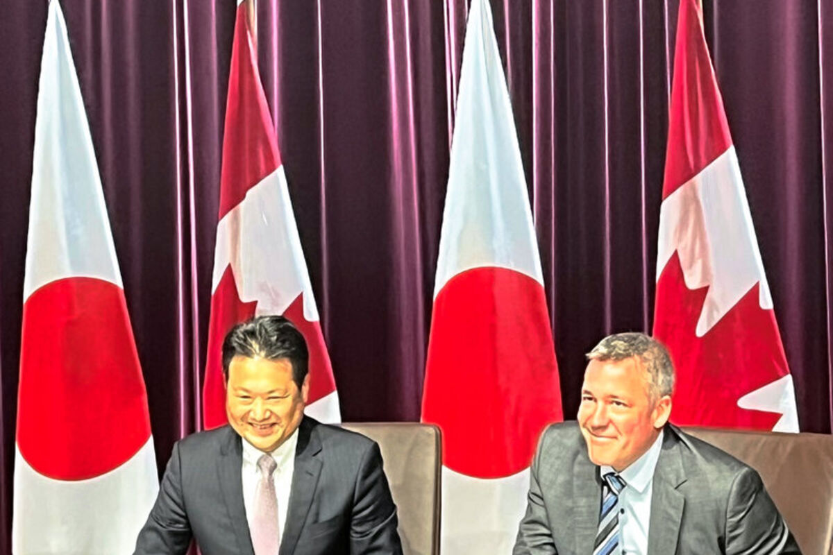 Panasonic%20and%20NMG%20executives%20sign%20agreement%20in%20front%20of%20Japan%20and%20Canada%20flags%2E