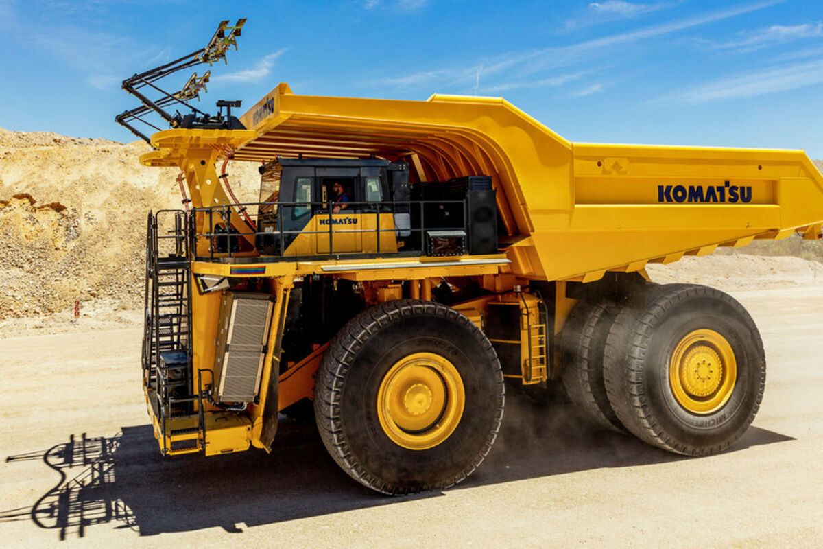 Komatsu%20mining%20truck%20that%20can%20run%20on%20multiple%20low%2Dcarbon%20power%20sources%2E