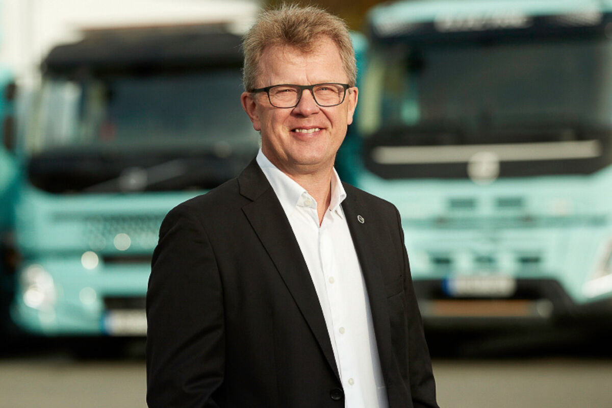 Volvo Trucks President Roger Alm in front of two of the automaker’s e-trucks.