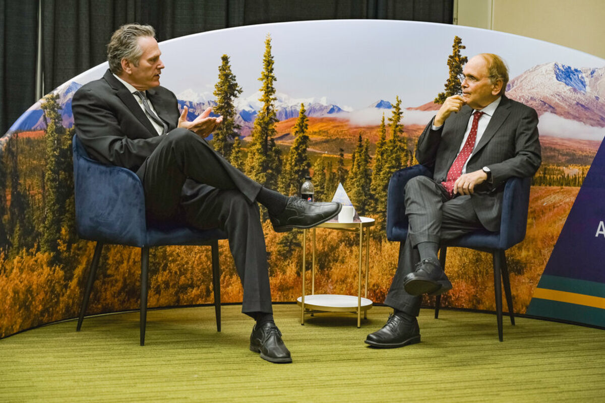 Alaska Gov. Mike Dunleavy and S&P Global Vice Chairman Danial Yergin chatting.