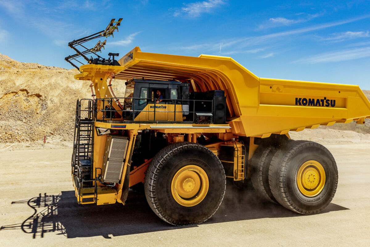 A%20large%20Komatsu%20mining%20haul%20truck%20being%20tested%20at%20a%20site%20in%20Arizona%2E