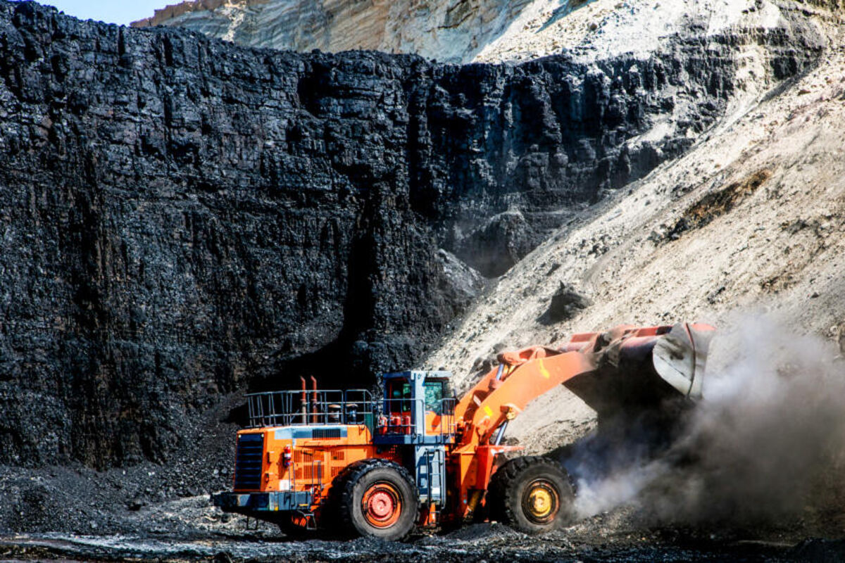 A%20front%20loader%20dumping%20material%20in%20the%20Wyodak%20coal%20mine%20in%20Wyoming%2E