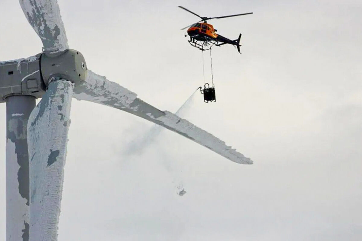 A%20helicopter%20sprays%20the%20blade%20of%20a%20wind%20turbine%20to%20de%2Dice%20it%20in%20Sweden%2E