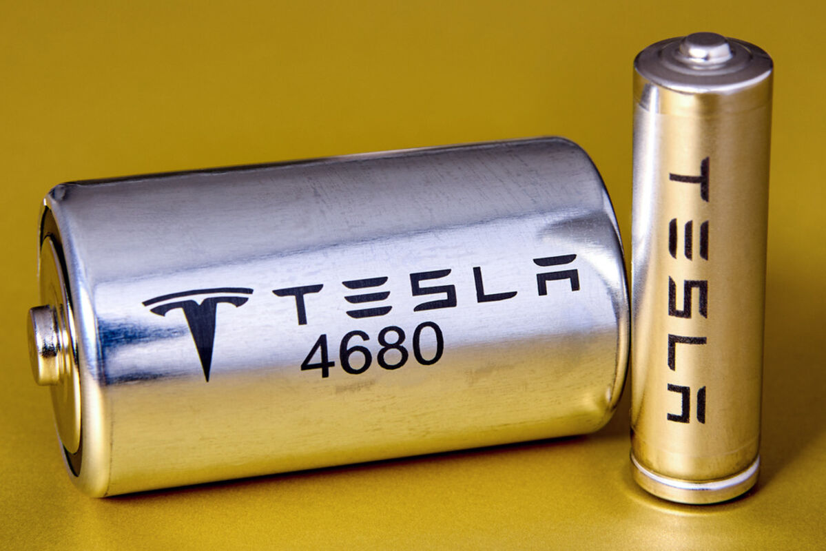 Two%20sizes%20of%20lithium%2Dion%20battery%20cells%20produced%20for%20Tesla%20EVs%2E