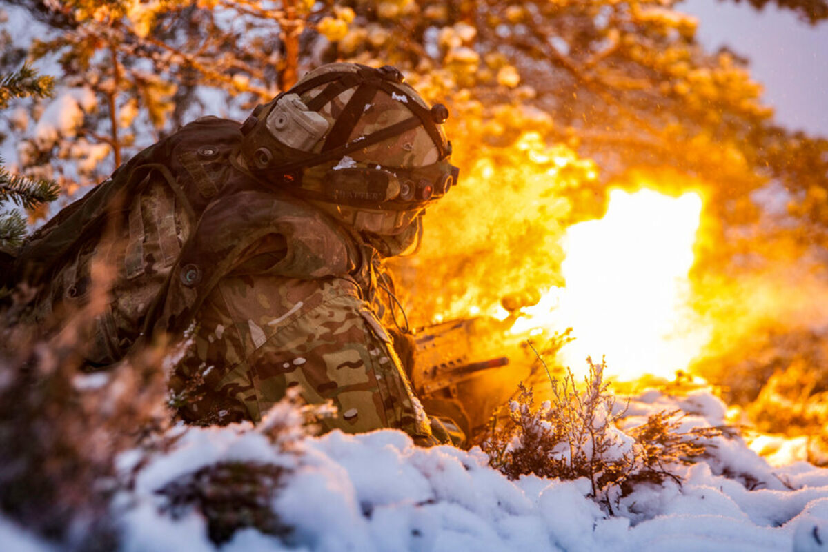 Soldier%20fires%20a%20machine%20gun%20while%20lying%20in%20the%20snow%20during%20winter%20exercises%2E